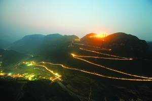 2009年9月4日,大桥建设前的矮寨盘山公路夜景.