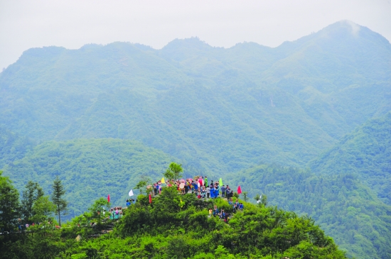 凤凰县山江镇八公山,苗鼓响起,山谷回荡.