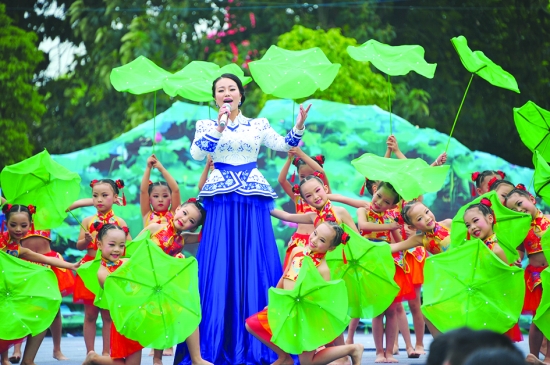 青年歌手邓伊芮在演唱