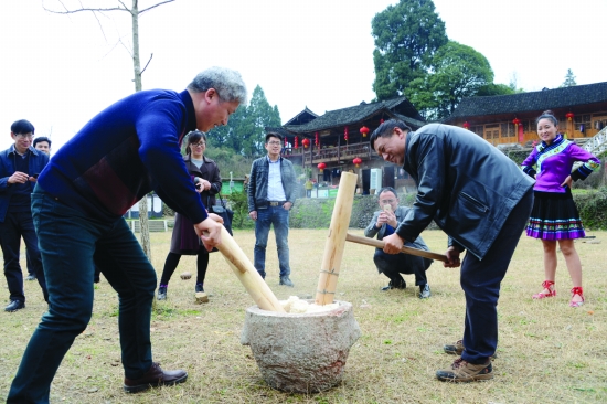 "有味!"游人乐滋滋地体验土家打糍粑.