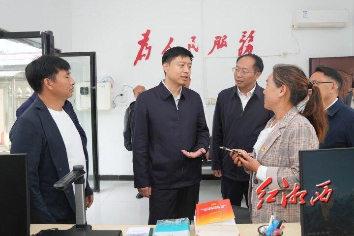 刘涛调研凤凰经济社会发展情况