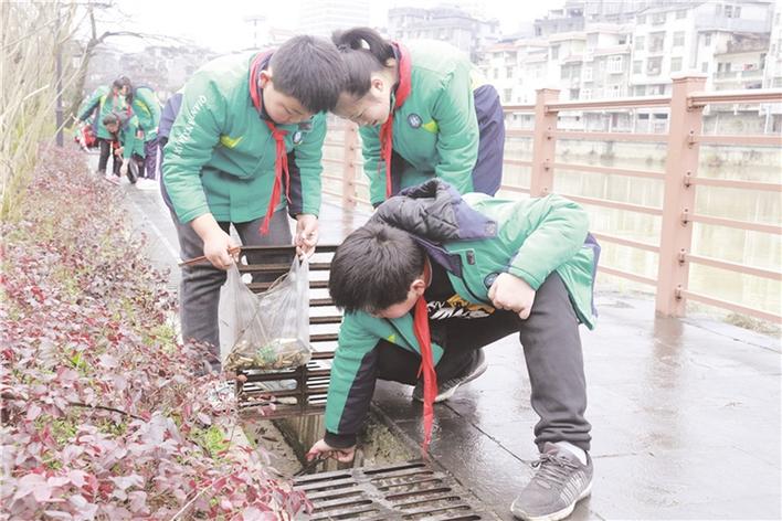 杜明浩 摄学雷锋见行动