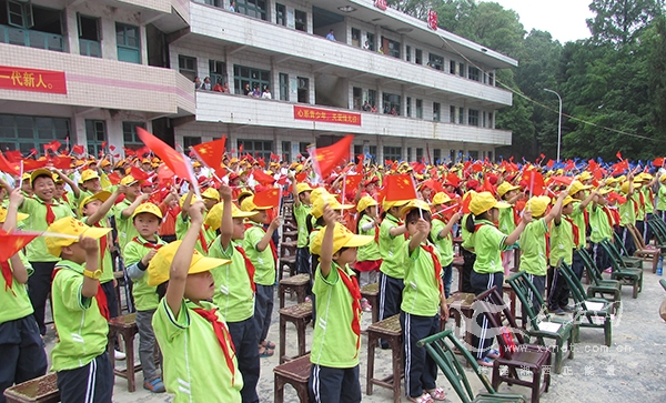 永顺千名学生庆六一摆六彩矩阵中间镶嵌一颗红心