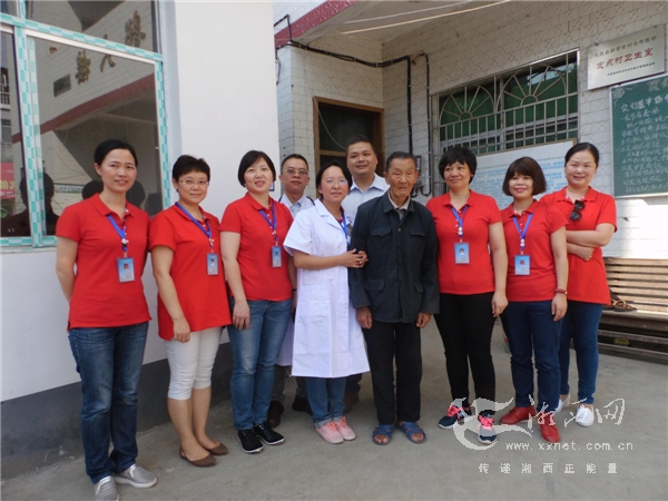 9月3日,湘雅医院急诊科副主任护师曹晓霞在义诊现场手把手传授群众