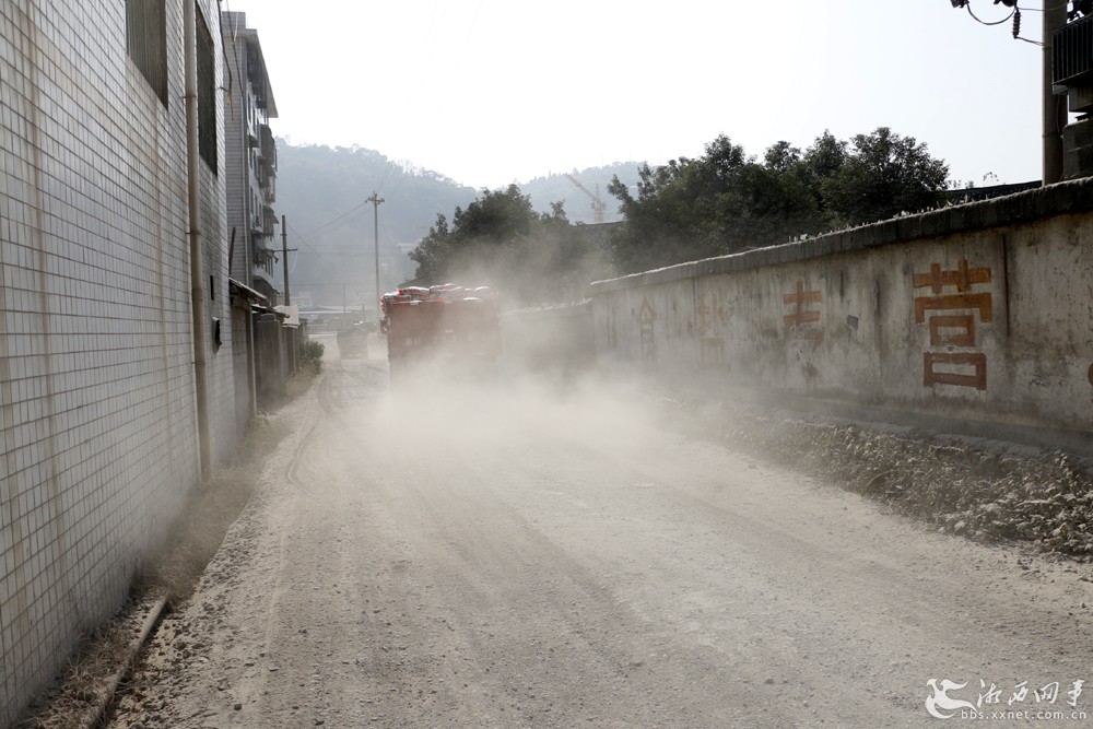 食盐仓库门外尘土飞扬200米长道路成同建同治盲肠