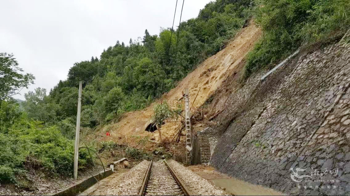 古丈县万岩至龙鼻区间,山体滑坡导致枝柳铁路中断.