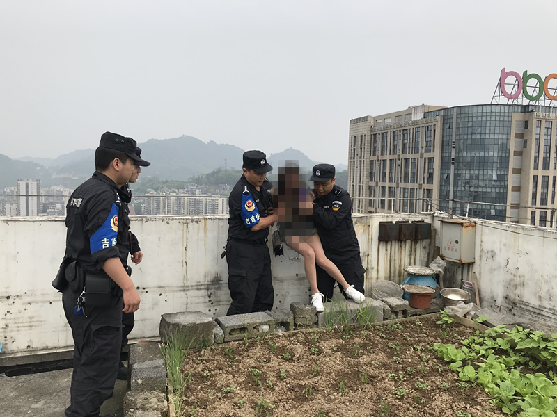 吉首快警一分钟挽救欲跳楼轻生女子