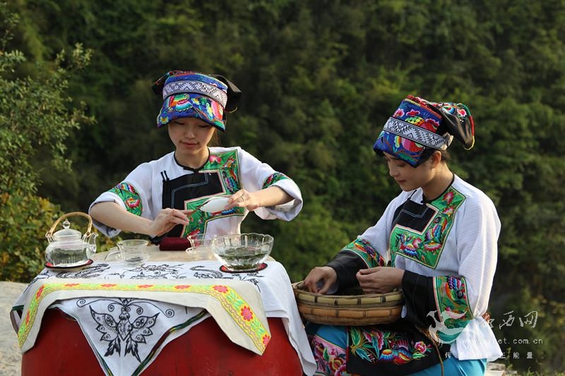 湘西民歌非物质文化传承人陈千均在唱《大采茶调.苗家茶鼓